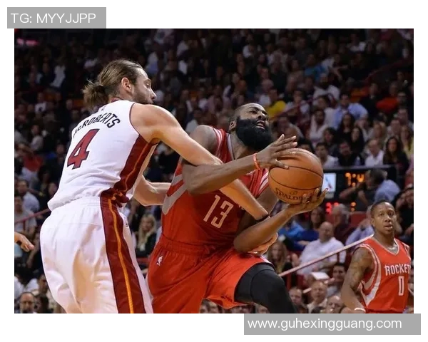 勇士队传切配合 小佩顿打板上篮得手 勇士队传切配合 小佩顿打板上篮得手