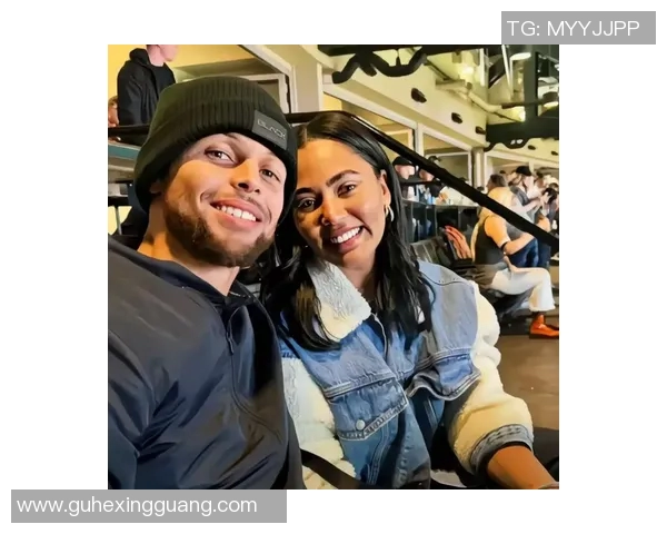 阿耶莎与大女儿现场支持库里:17个赛季了!我们的骄傲到无以言表 阿耶莎与大女儿现场支持库里:17个赛季了!我们的骄傲到无以言表