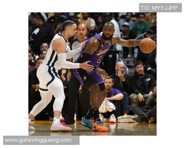 湖人24分惨败!勒布朗23+2+6,赛后老詹一把抱住布克,狄龙接受采访 湖人24分惨败!勒布朗23+2+6,赛后老詹一把抱住布克,狄龙接受采访